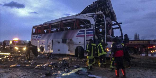 Yolcu otobüsü devrildi: 5 ölü, 25 yaralı