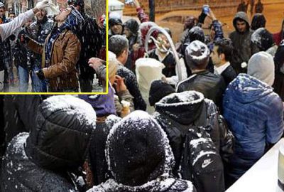 Kar altında dondurma izdihamı!