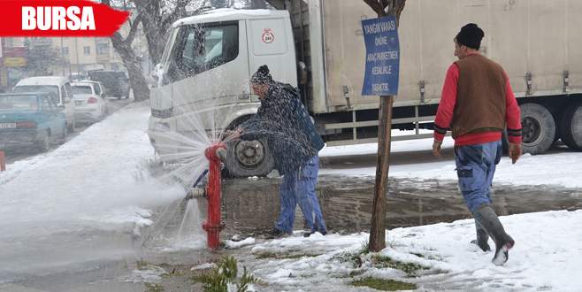Patlayan su vanası ile araçlarını yıkadılar