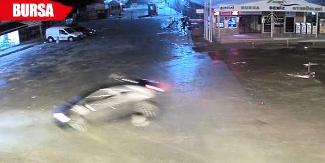 Kontrolden çıkan otomobil lokantaya girdi