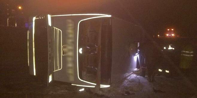 Yolcu otobüsü devrildi: 23 yaralı