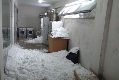 Çatılardan Düşen Kar İş Yerlerine Zarar Verdi