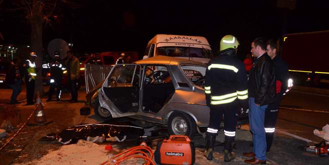 Otomobille minibüs kavşakta çarpıştı: 4 ölü, 4 yaralı