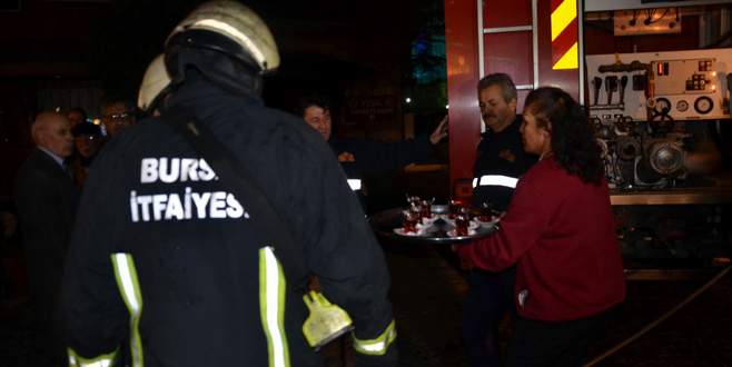 Dükkanını kurtaran itfaiye ve polis ekiplerine çay ikram etti