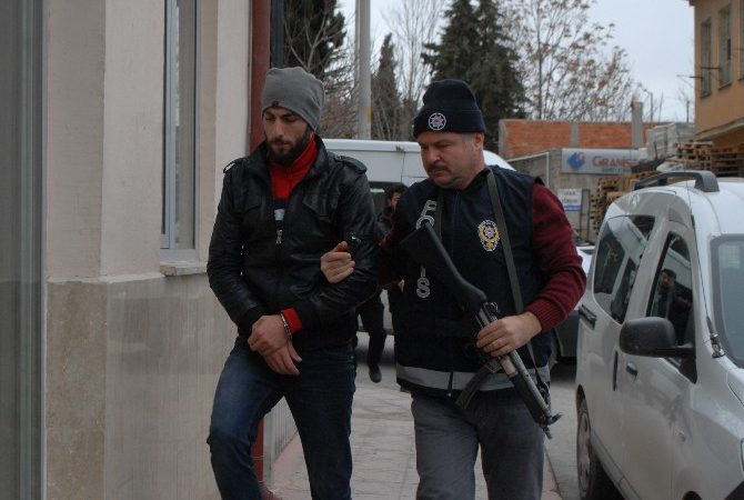 Burdur’da polisin şafak vakti düzenlediği terör operasyonunda 27 kişi gözaltına