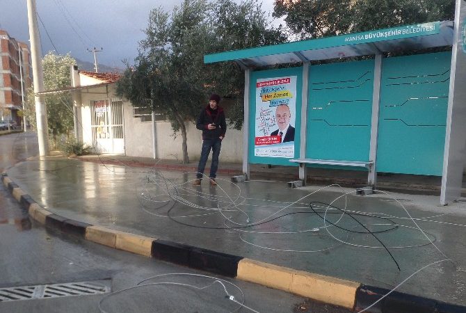 Manisa’nın Alaşehir ilçesinde bu sabah etkili olan fırtına trafo patlattı,