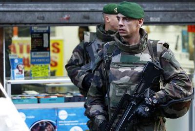 Paris’te karakola girmeye çalışan kişi vuruldu