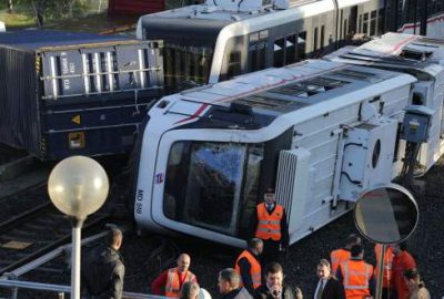 İzmir metrosunda vagon devrildi