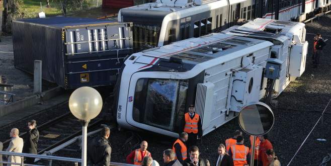 İzmir metrosunda vagon devrildi