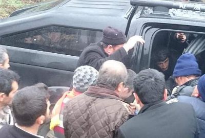 Traktörün altında kaldı, telefonuyla yardım isteyip kurtuldu