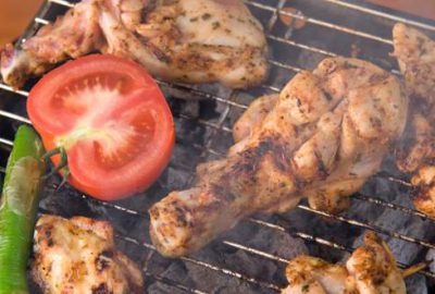 Mutfakta yakılan mangal can aldı