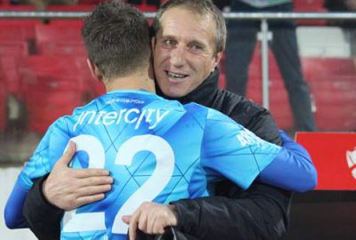 Erdem hocasına koştu