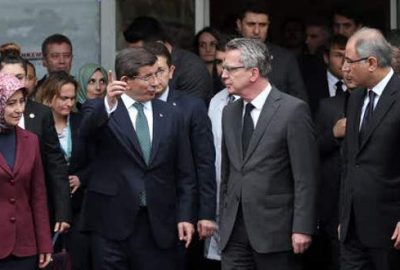 Davutoğlu Sultanahmet’teki saldırıda yaralananları ziyaret etti