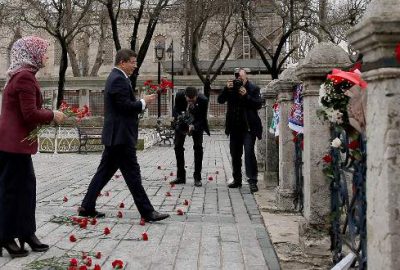 Davutoğlu Sultanahmet’te karanfil bıraktı