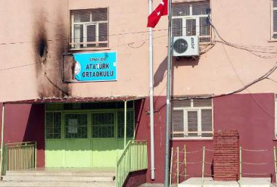 Öğrenciler ders yaparken okullara saldırdılar!