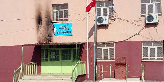 Öğrenciler ders yaparken okullara saldırdılar!