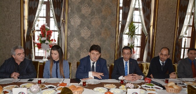 AK Parti İl Başkanı Yeşilyurt Basın Mensupları İle Kahvaltıda Buluştu