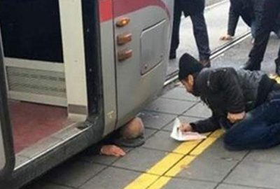 Tramvayın altında kaldı
