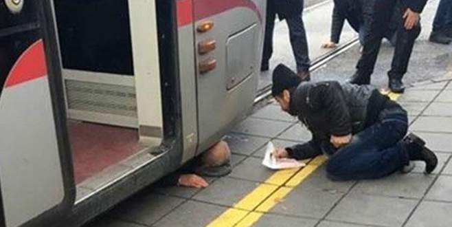 Tramvayın altında kaldı