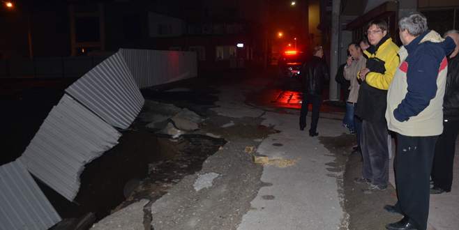 Bursa’da çöken yol mahalleliyi korkuttu