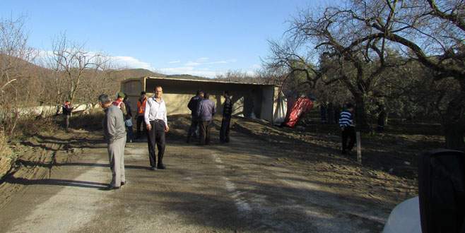 Bursa’da feci kaza: TIR yan yattı