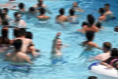 Erkek mültecilere havuz yasağı