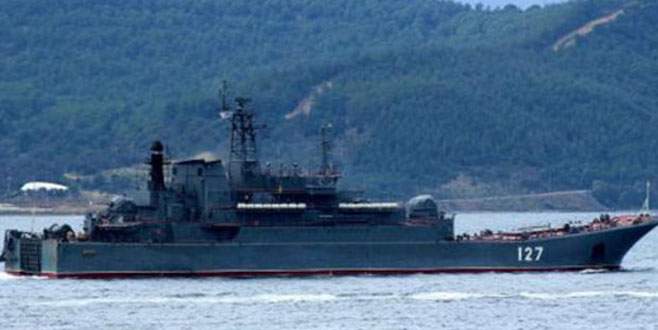 Rus savaş gemisi ‘Boğaz’dan geçti