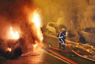 Ambulans alev topuna döndü, 5 aracı yaktı