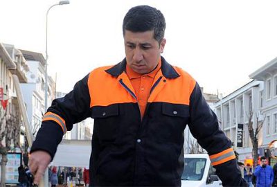 Yerde bulduğu euroları polise verdi