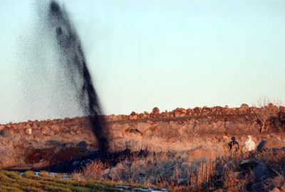 Tarladan petrol fışkırdı!