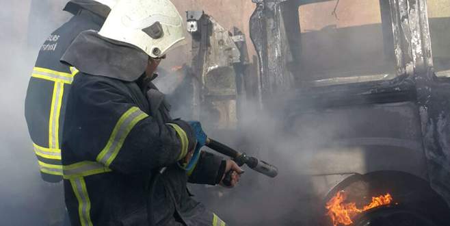 Tamir için bırakılan otomobil yandı