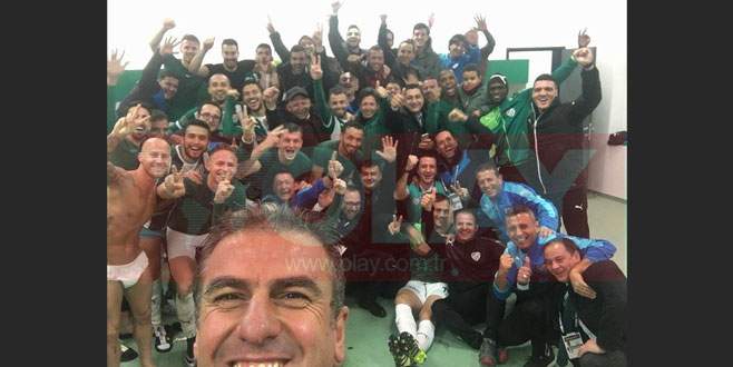 Bursaspor’dan tarihi galibiyet sonrası selfie Bursaspor’dan tarihi galibiyet sonrası selfie