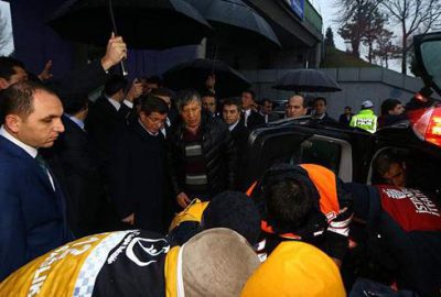 Başbakan’ın konvoyundaki doktordan kazazedelere müdahale