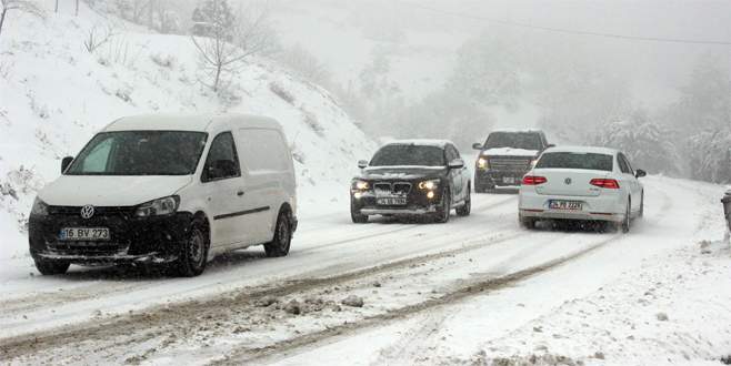 Kar yağışı Uludağ Yolu’nu kapattı