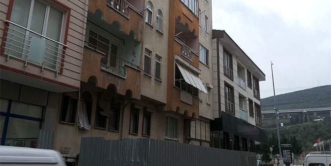 Bursa’da tehlike saçan apartman yıkılamıyor