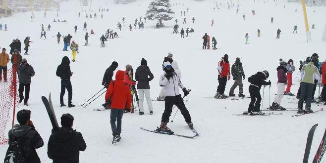 Uludağ’da kar yağdı, pistler doldu taştı