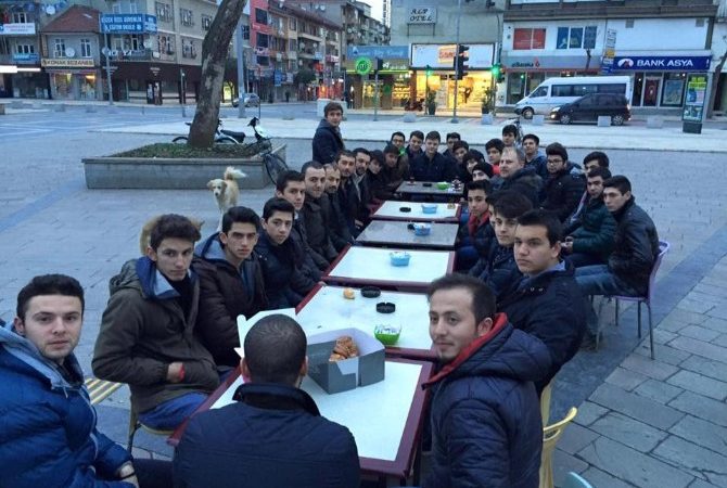 Türkiye Gençlik Vakfı Düzce Şubesi üyeleri sabah namazında buluştu.