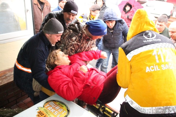 Eşiyle Tartışan Kadın Sokak Ortasında Bayıldı