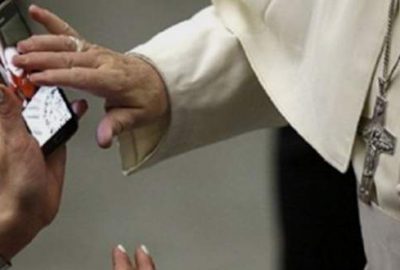 Papa akıllı telefonla kutsadı