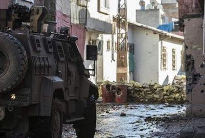 Diyarbakır’da polise saldırı: 1’i ağır 3 polis yaralı