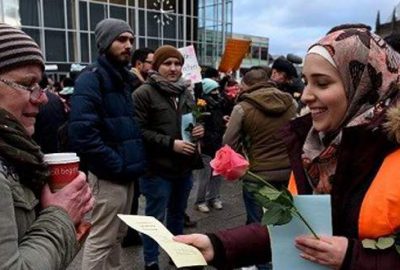 Tunuslu gençlerden çiçekli özür