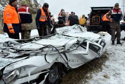 TIR otomobili kağıt gibi ezdi: 2 ölü