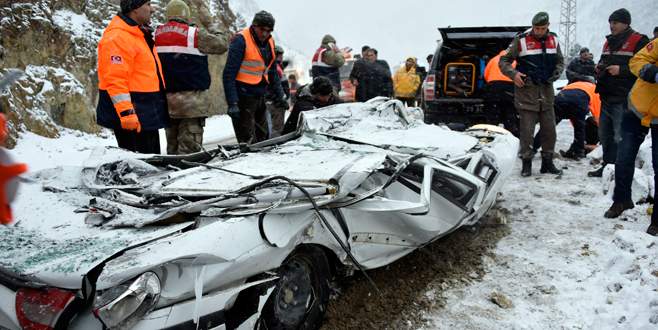 TIR otomobili kağıt gibi ezdi: 2 ölü