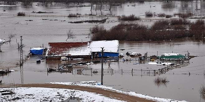 Tarım alanları sular altında kaldı