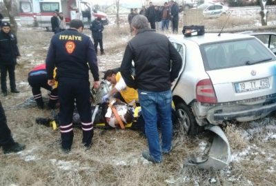 Otomobil Evin Bahçe Duvarına Çarptı: İki Yaralı