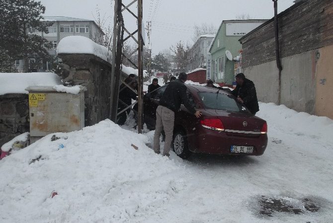 Muş’un Varto ilçesinde etkili olan kar yağışı sürücülere de zor
