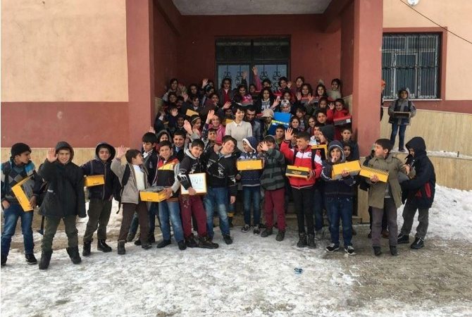 Ağrı’da sosyal paylaşım sitesinde açtıkları sayfa aracılığıyla ihtiyaç sahibi öğrencilere
