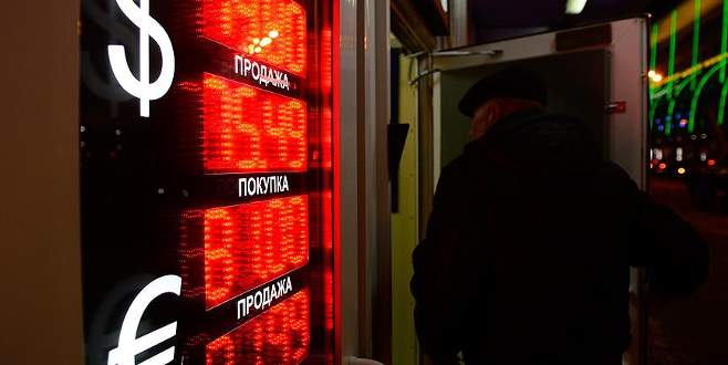 Ruble rekor seviyeye geriledi