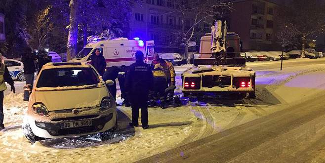 Aşırı alkollü sürücü otomobilin camı kırılarak çıkarıldı