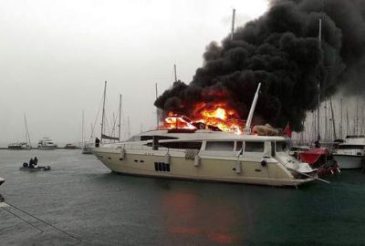 Kaptan son anda denize atladı!